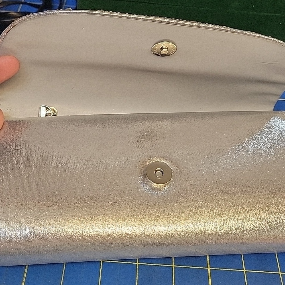 Elegant Silver Rhinestone Clutch Bag 9 x 4.5 x 2 New - Picture 6 of 6